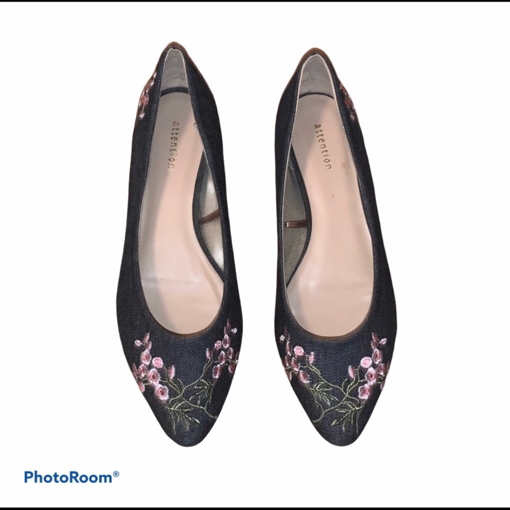 NWOT attention Women’s Size 8 Embroidered Flats Shoes